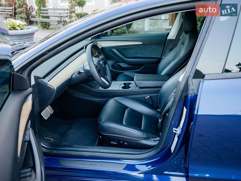 Седан Tesla Model 3 2021 в Стрию