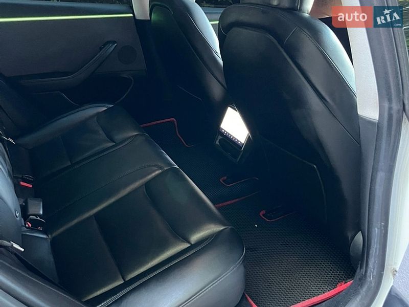 Седан Tesla Model 3 2023 в Виннице