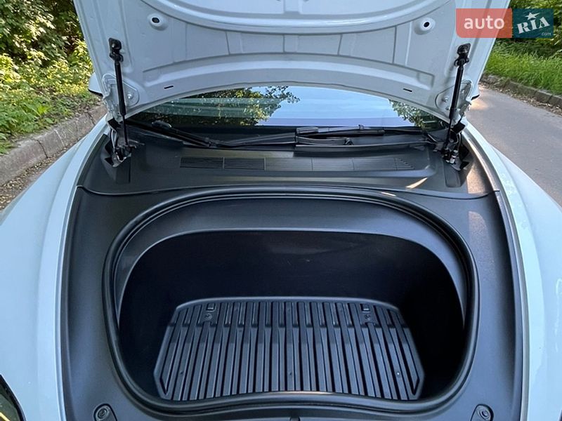 Седан Tesla Model 3 2023 в Виннице
