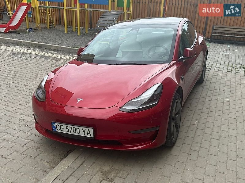 Седан Tesla Model 3 2023 в Черновцах