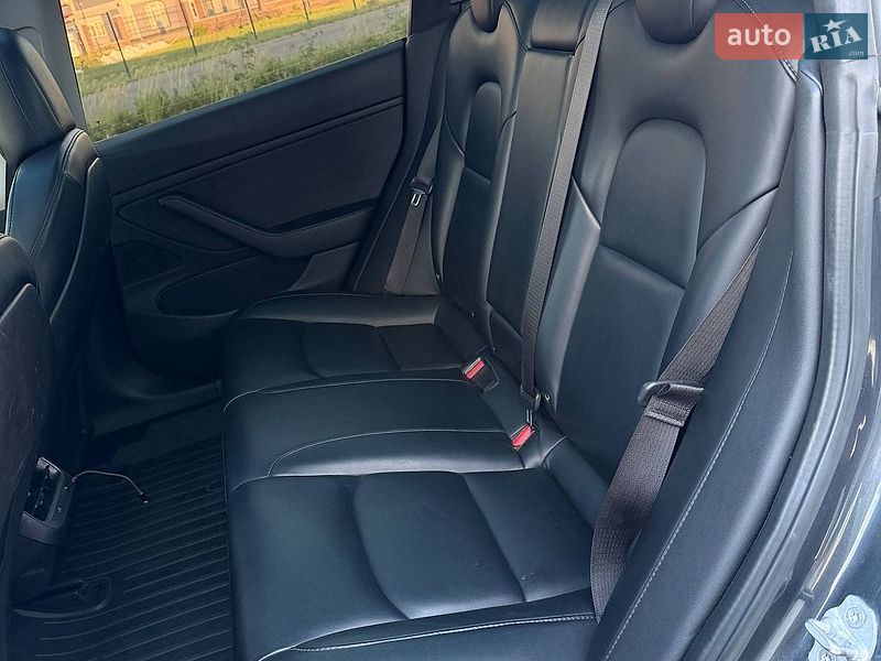 Седан Tesla Model 3 2019 в Ужгороде