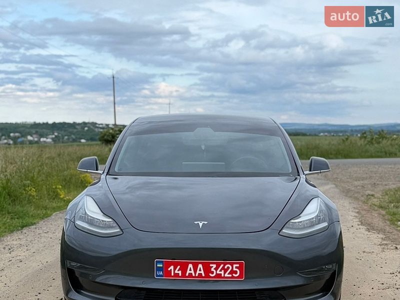 Седан Tesla Model 3 2019 в Черновцах