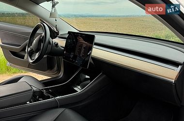 Седан Tesla Model 3 2019 в Черновцах