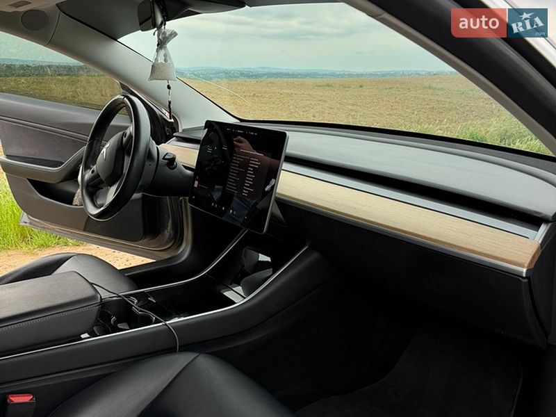 Седан Tesla Model 3 2019 в Черновцах