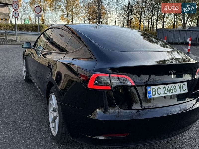 Седан Tesla Model 3 2021 в Львове