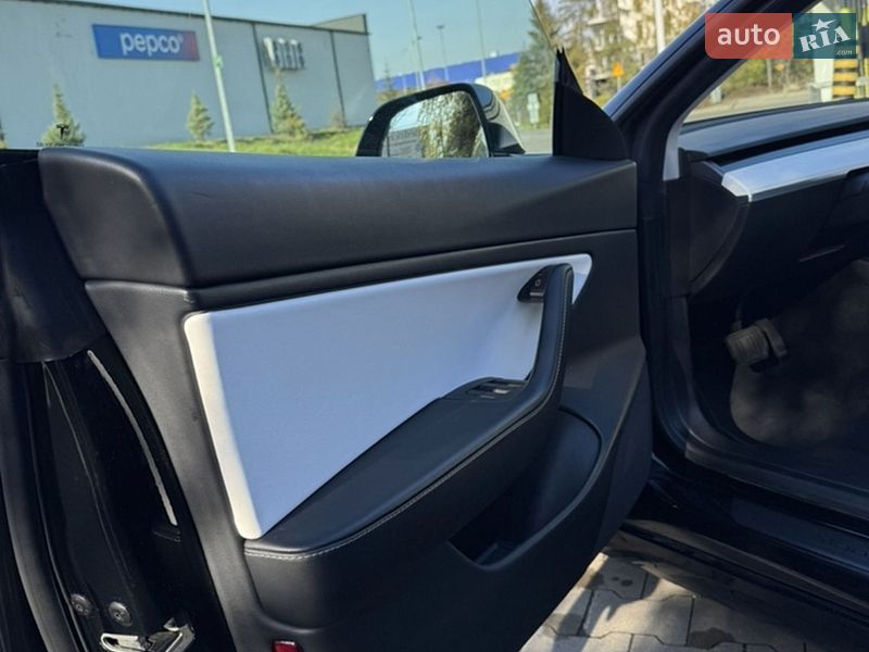 Седан Tesla Model 3 2021 в Львове