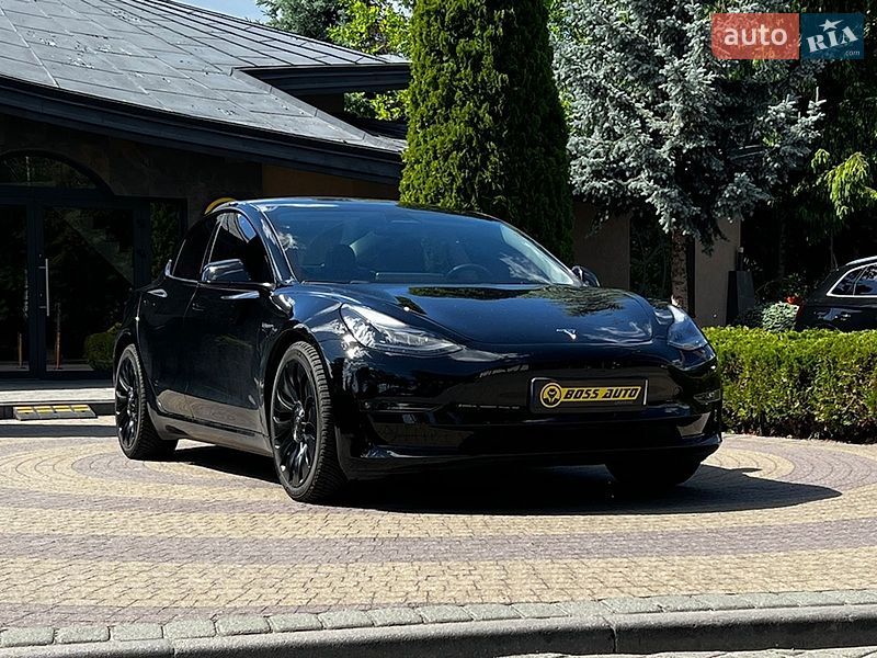 Седан Tesla Model 3 2023 в Львове