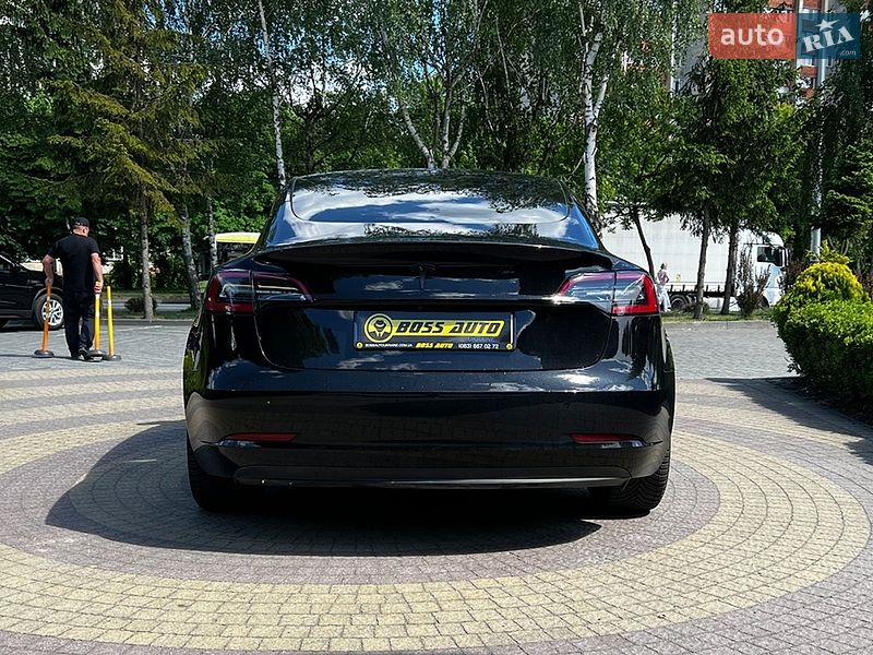 Седан Tesla Model 3 2023 в Львове