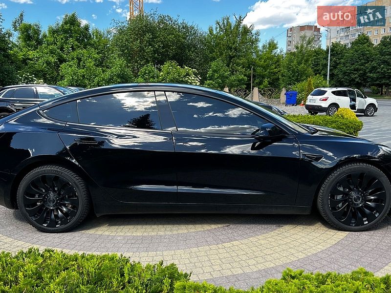 Седан Tesla Model 3 2023 в Львове
