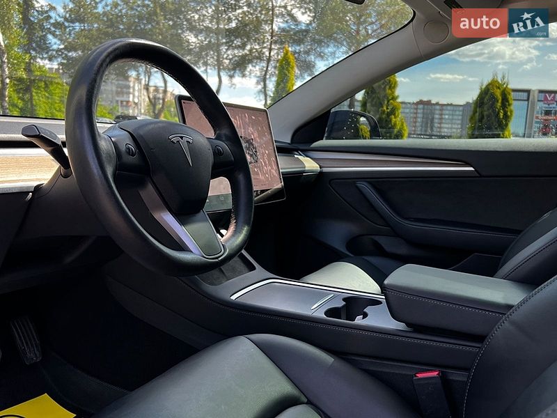 Седан Tesla Model 3 2023 в Львове