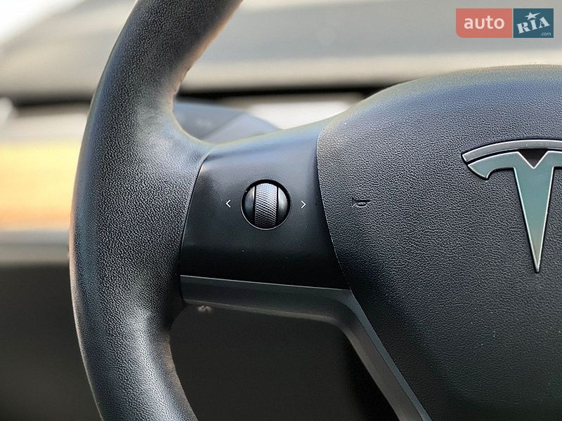 Седан Tesla Model 3 2023 в Львове