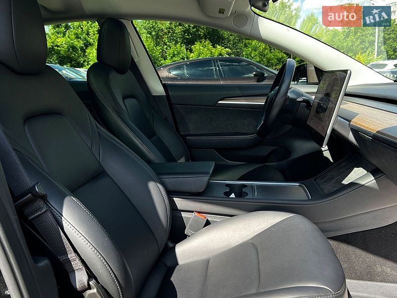 Седан Tesla Model 3 2023 в Львове