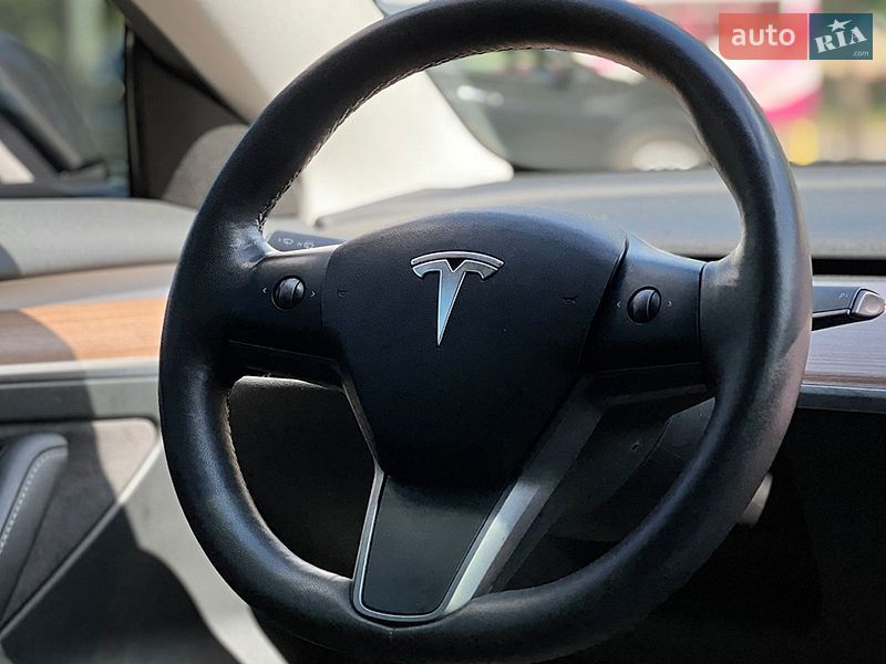 Седан Tesla Model 3 2023 в Львове