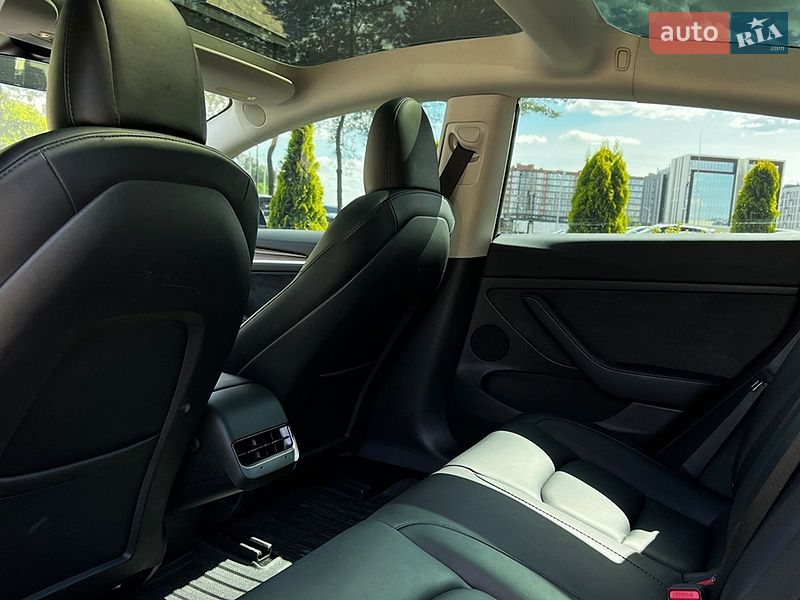 Седан Tesla Model 3 2023 в Львове