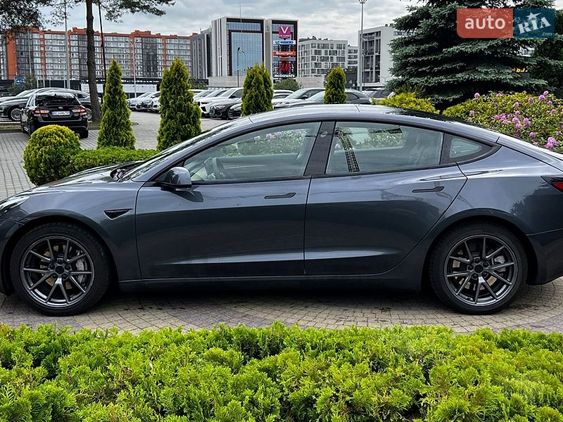 Седан Tesla Model 3 2023 в Львове
