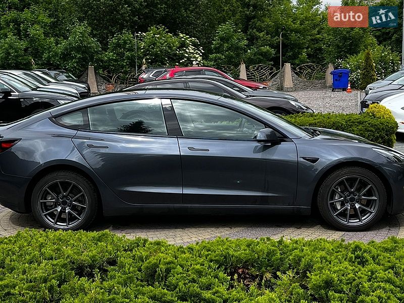 Седан Tesla Model 3 2023 в Львове