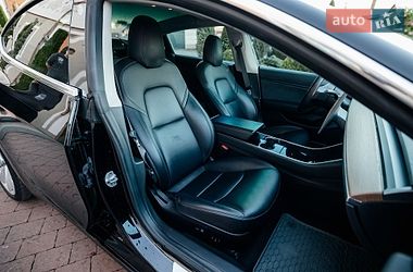 Седан Tesla Model 3 2018 в Стрию