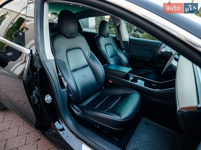 Седан Tesla Model 3 2018 в Стрию