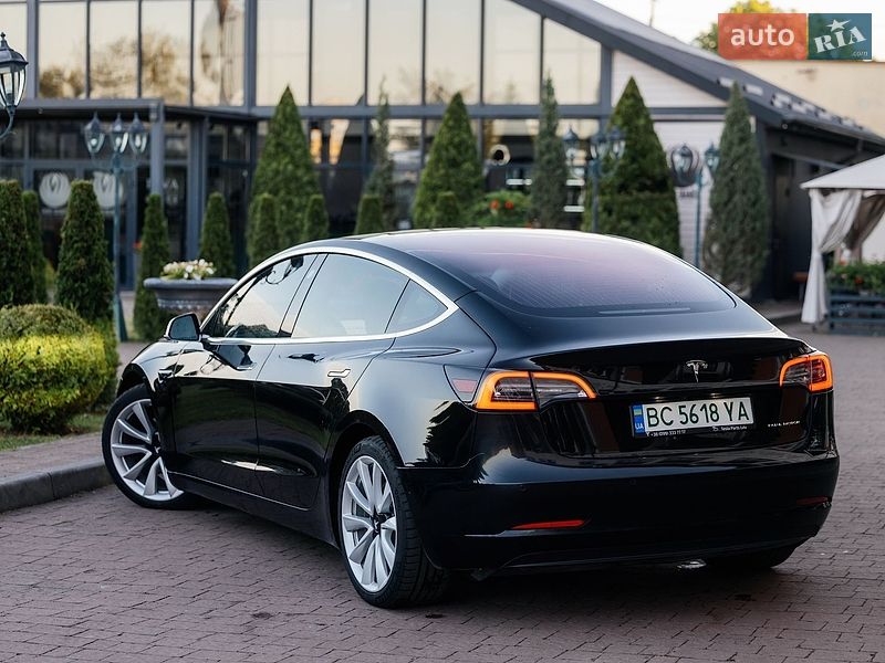 Седан Tesla Model 3 2018 в Стрию