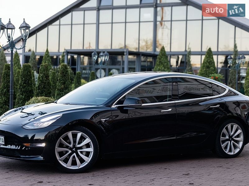 Седан Tesla Model 3 2018 в Стрию