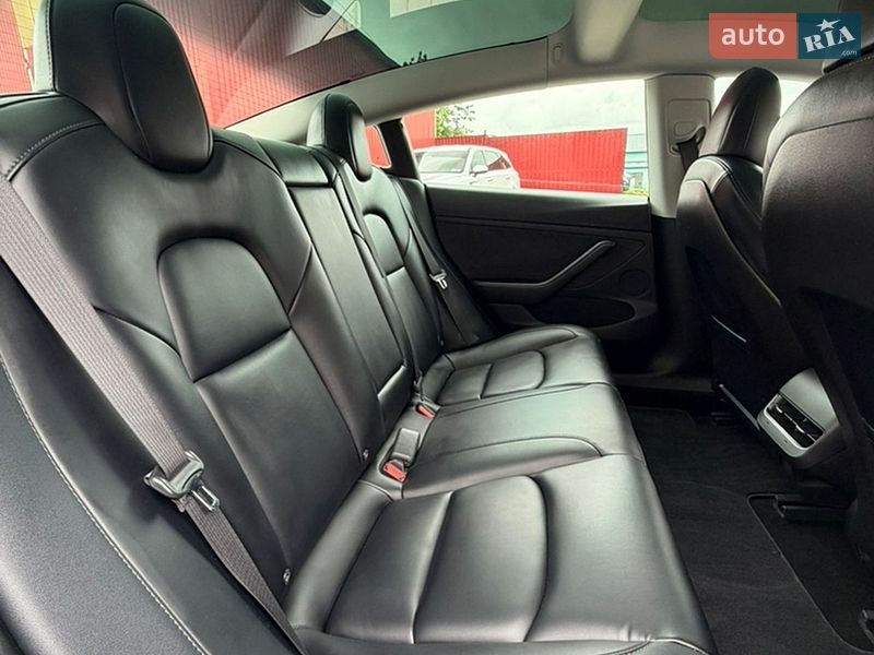 Седан Tesla Model 3 2021 в Володимирі