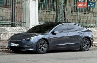 Седан Tesla Model 3 2021 в Гайвороні