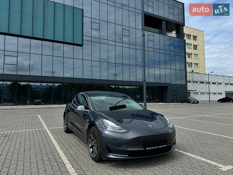 Седан Tesla Model 3 2018 в Львові