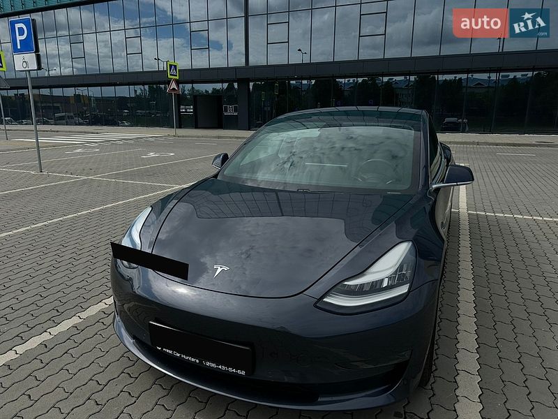Седан Tesla Model 3 2018 в Львові