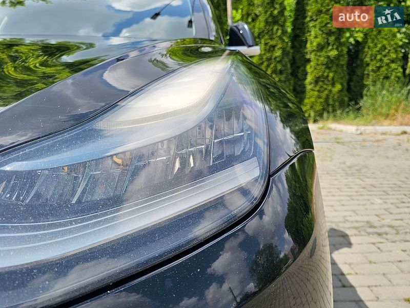 Седан Tesla Model 3 2018 в Ровно