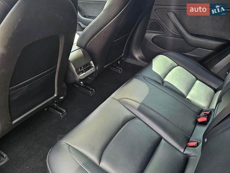 Седан Tesla Model 3 2018 в Ровно