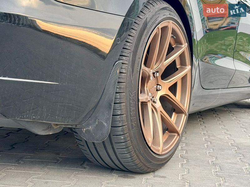 Седан Tesla Model 3 2018 в Ровно