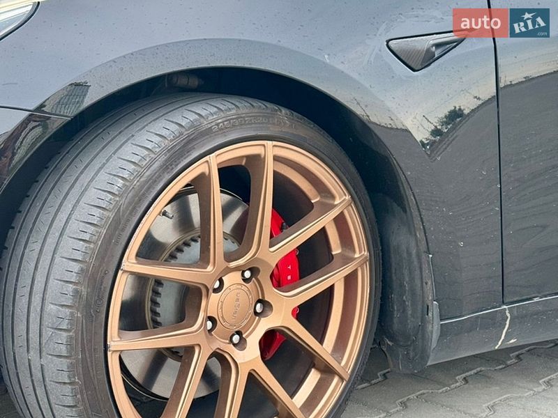 Седан Tesla Model 3 2018 в Ровно