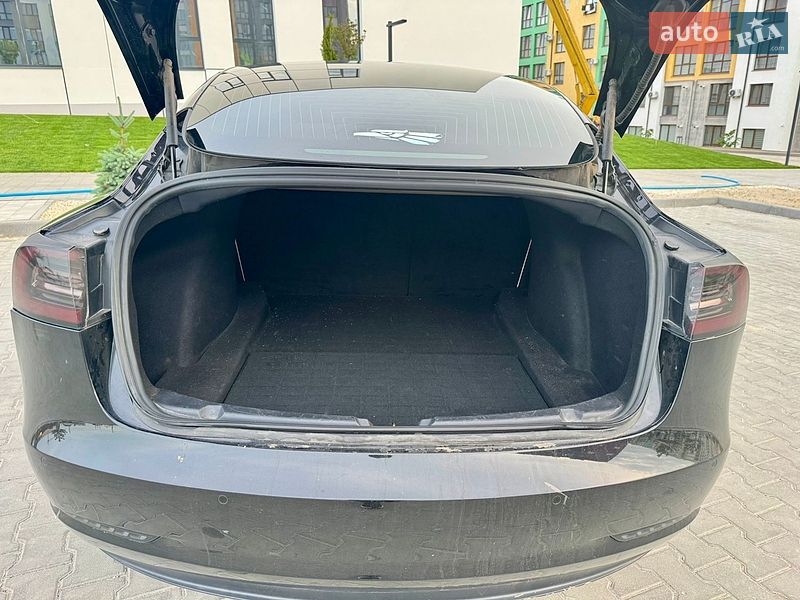 Седан Tesla Model 3 2018 в Ровно