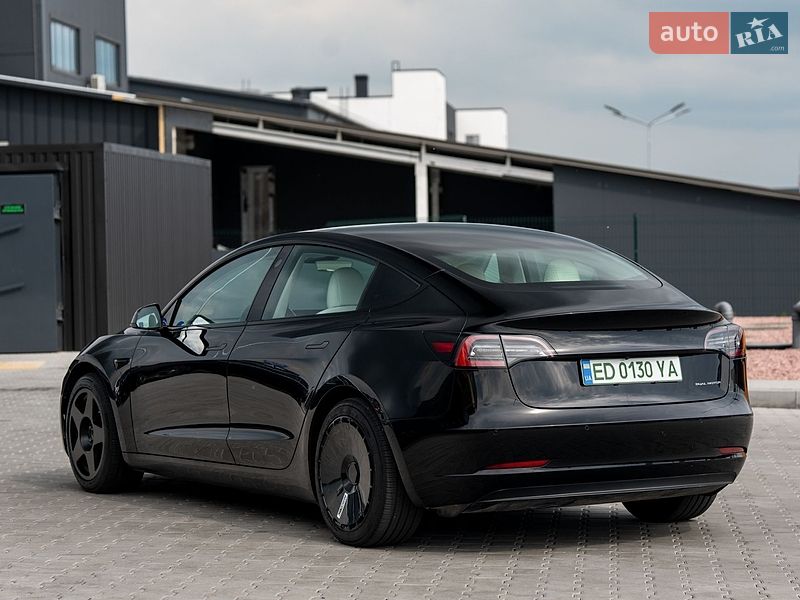 Седан Tesla Model 3 2018 в Львове