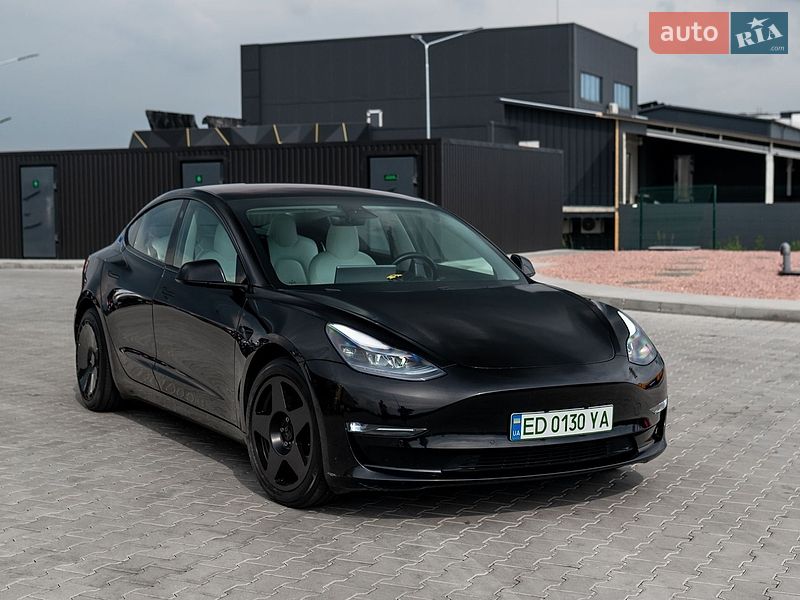 Седан Tesla Model 3 2018 в Львове