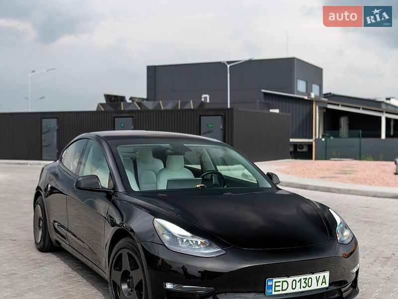 Седан Tesla Model 3 2018 в Львове