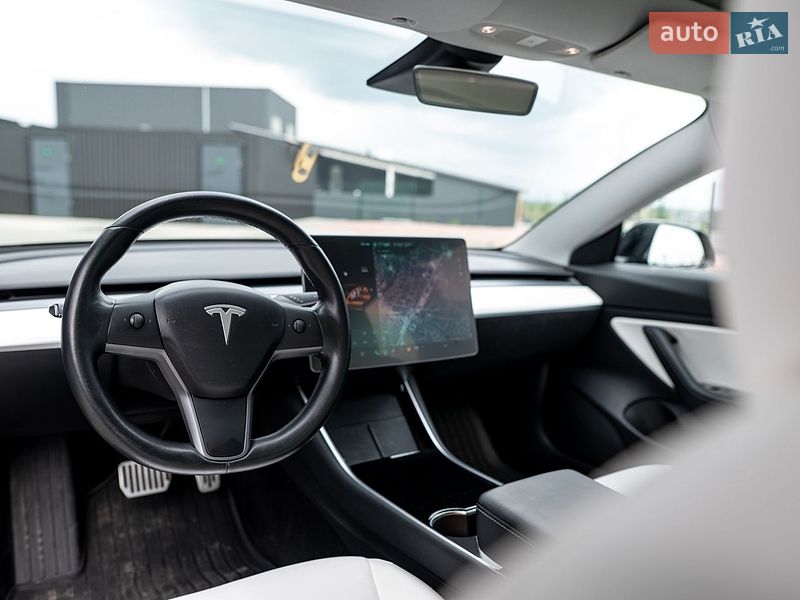 Седан Tesla Model 3 2018 в Львове