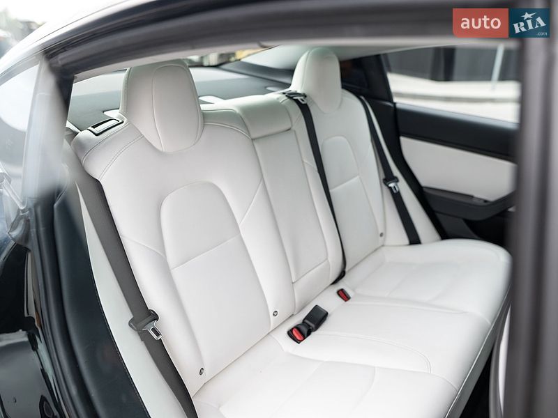 Седан Tesla Model 3 2018 в Львове