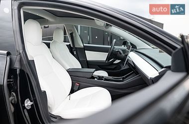 Седан Tesla Model 3 2018 в Львове