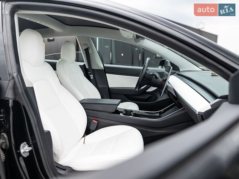 Седан Tesla Model 3 2018 в Львове