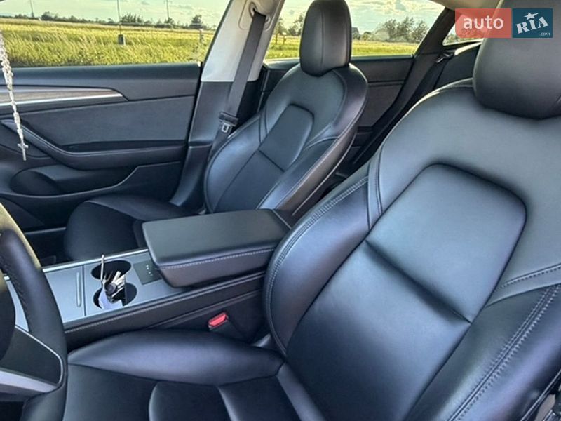 Седан Tesla Model 3 2021 в Самборе