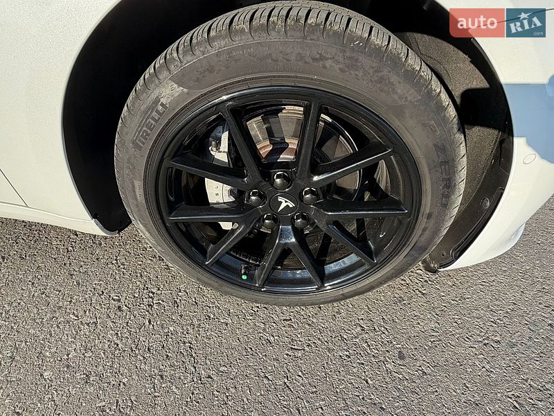 Седан Tesla Model 3 2021 в Самборе