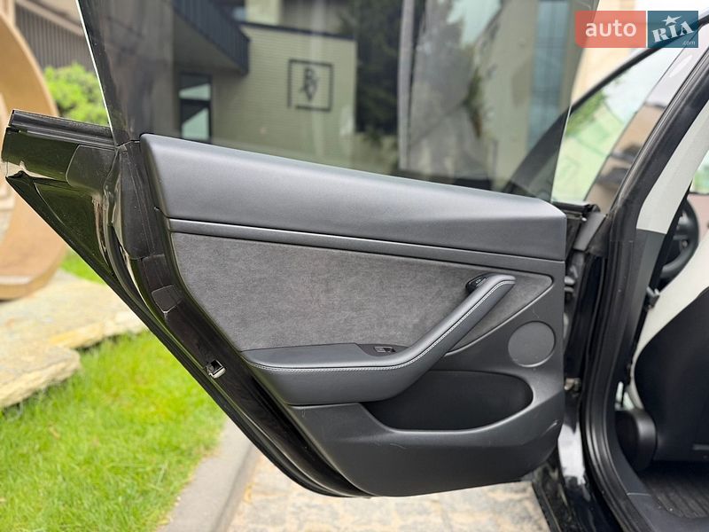 Седан Tesla Model 3 2022 в Львові