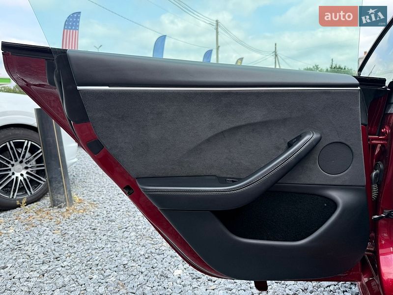 Седан Tesla Model 3 2024 в Стрию