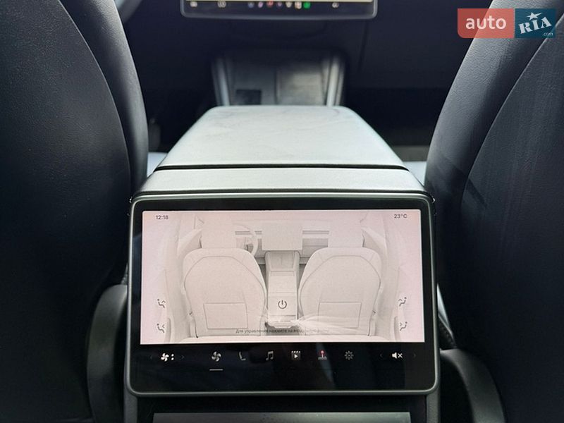Седан Tesla Model 3 2024 в Стрию