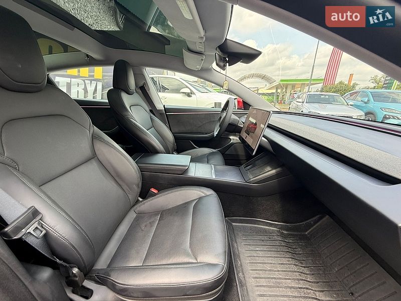 Седан Tesla Model 3 2024 в Стрию