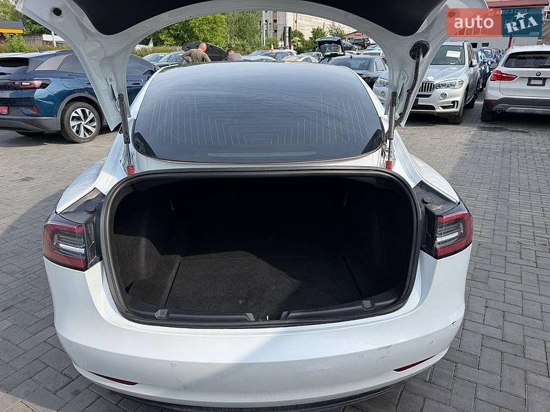 Седан Tesla Model 3 2019 в Луцке