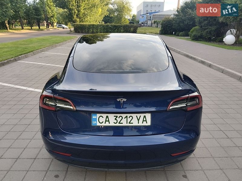 Седан Tesla Model 3 2021 в Черкасах