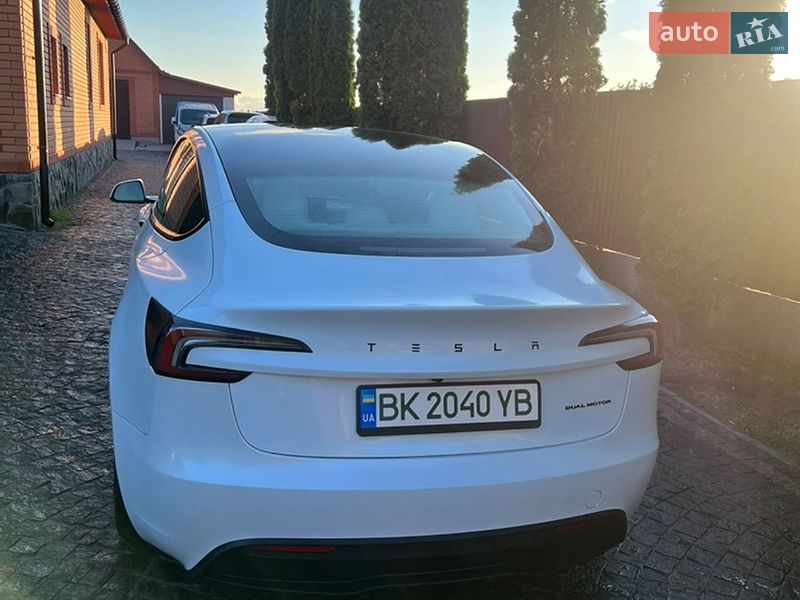 Седан Tesla Model 3 2024 в Бродах