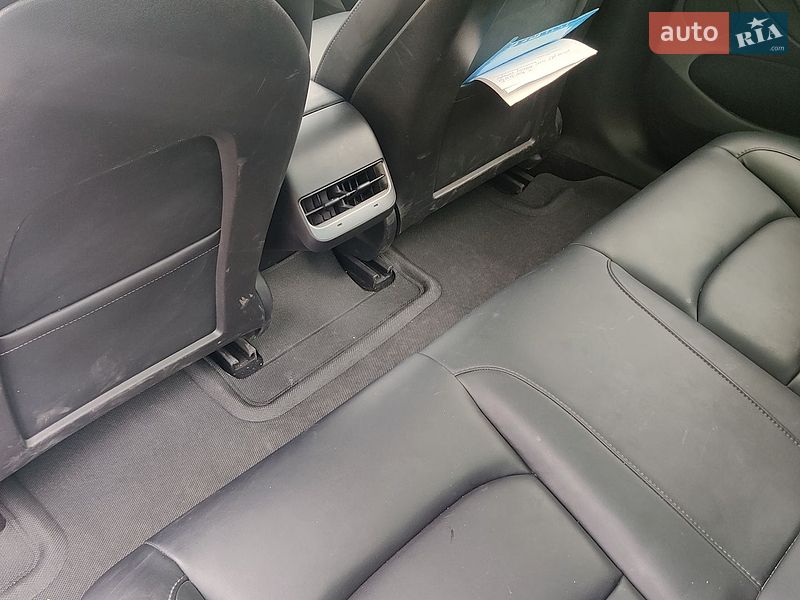 Седан Tesla Model 3 2021 в Житомире